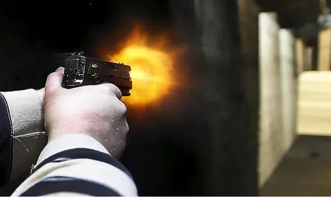 Hỗn chiến trong khách sạn, phát hiện súng và tinh thể nghi ma túy tại hiện trường