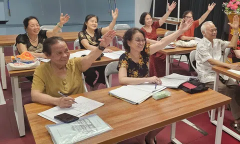 Lớp học đặc biệt giữa lòng Thủ đô: Hơn 80 cụ theo học tiếng Anh