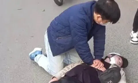 Khoảnh khắc nghẹt thở: Bác sĩ Hà Nội quỳ giữa đường ép tim, giành lại sự sống cho người lạ