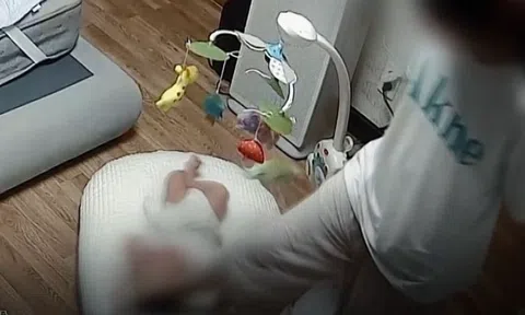 Sốc nặng vụ mẹ bạo hành con 4 tháng tuổi: Nghề nghiệp của người mẹ càng khiến dư luận phẫn nộ