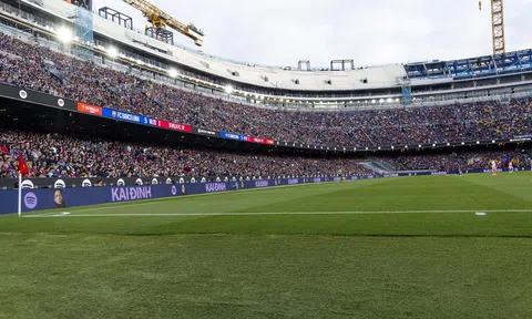 Hình ảnh của nghệ sĩ Việt đầu tiên được vinh danh trên "thánh địa bóng đá" thu hút cả triệu người trên thế giới chú ý