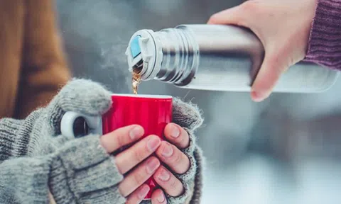 Mừng cưới đồng nghiệp 7 triệu, nhận lại chiếc cốc cũ: Tôi nổi giận, 6 tháng sau sự thật khiến tôi nghẹn ngào