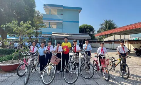 Hành trình “cứu sống” những chiếc xe cũ và trao hy vọng cho học sinh nghèo của thầy giáo Lê Khắc Dũng