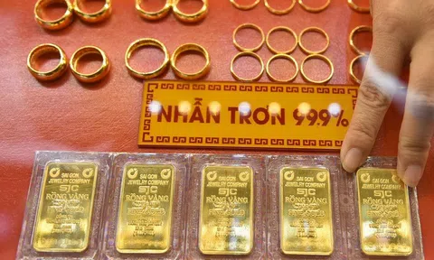 Giá vàng chiều 21/3: Việt Nam lao dốc, chênh lệch "cao nhất mọi thời đại" với thế giới