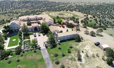 Bí ẩn kinh hoàng bên trong “thiên đường sa mạc” của "tỷ phú ấu dâm" Epstein: Dụ dỗ thiếu nữ, khống chế và lạm dụng tình dục