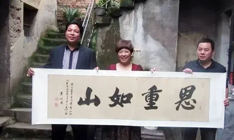 Giúp cậu bé ăn xin bữa cơm, 21 năm sau người phụ nữ nhận lại điều không ngờ