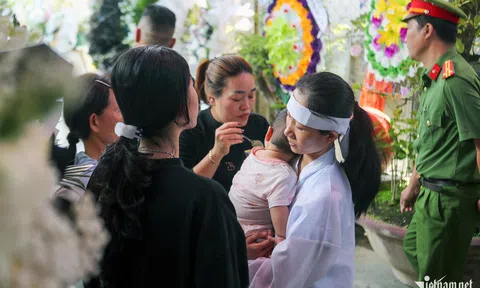 Vợ ôm con 8 tháng tuổi khóc nghẹn trong tang lễ Thiếu tá hy sinh khi bắt “cát tặc”