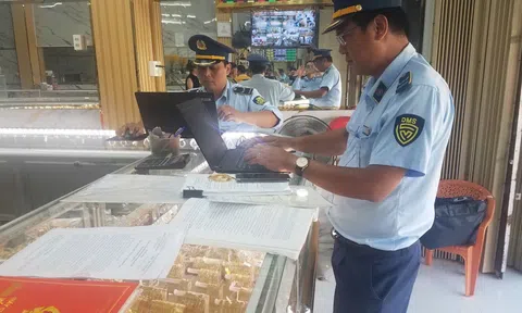 Thị trường vàng “nóng”: Nhiều cửa hàng bị phạt nặng vì bán hàng giả thương hiệu nổi tiếng