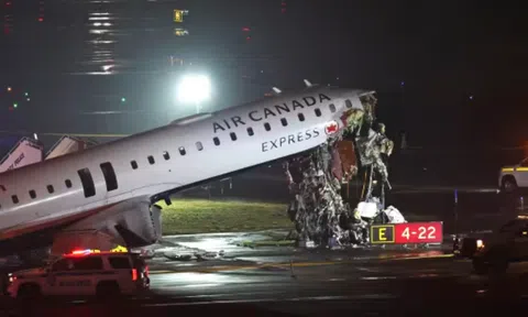 Máy bay va chạm xe cứu hỏa ngay đường băng ở Mỹ, 2 phi công thiệt mạng, nhiều người bị thương