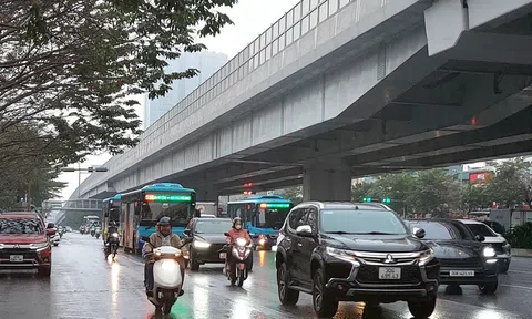 Cảnh báo thời tiết cực đoan: Nắng nóng xen mưa dông, tiềm ẩn lốc sét nguy hiểm