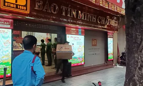 Diễn biến mới về Bảo Tín Minh Châu: Cảnh sát làm việc nhiều giờ, hàng loạt thùng tài liệu bị niêm phong, chuyển đi bàng xe chuyên dụng