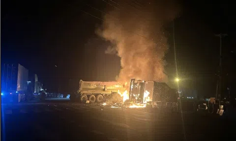 Va chạm kinh hoàng lúc rạng sáng: 2 xe tải cháy rụi, hiện trường ngổn ngang