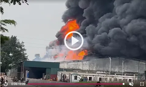 Video: Cháy kinh hoàng kèm nhiều tiếng nổ lớn tại xưởng tái chế nhựa ở Hưng Yên