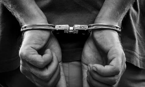 Chủ nhân ca khúc hit "Panda" bị bắt vì bạo lực gia đình, liên quan đến bạn gái cũ và con chung