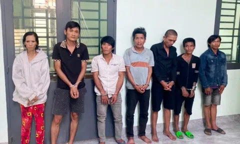 Công an kiểm tra xe ô tô của 2 thanh niên, bí mật trong xe khiến ai cũng rùng mình