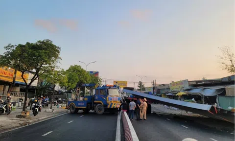 Cận cảnh hiện trường vụ tai nạn kinh hoàng dưới chân cầu Kênh Tẻ: Tấm thép 10 tấn đè bẹp cabin xe rác, tài xế tử vong