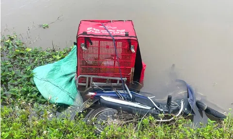 Điều tra vụ shipper 19 tuổi chết bí ẩn dưới mương nước, xe máy vẫn còn thùng hàng