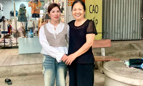 Phát hiện túi xách màu đen trước cửa nhà, người phụ nữ lập tức báo công an