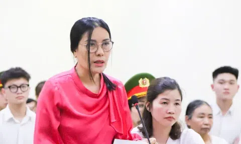 Cựu hiệu trưởng THCS Ba Đình bật khóc nức nở tại tòa khi nghe tuyên án 3 năm tù