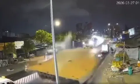 Video: Kinh hoàng khoảnh khắc tấm thép hơn 10 tấn rơi đè bẹp cabin xe rác làm tài xế tử vong