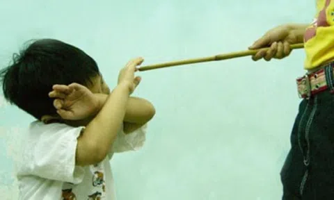 Vụ phụ huynh vào trường đánh học sinh 10 roi: Tạm dừng đứng lớp 2 giáo viên để làm rõ