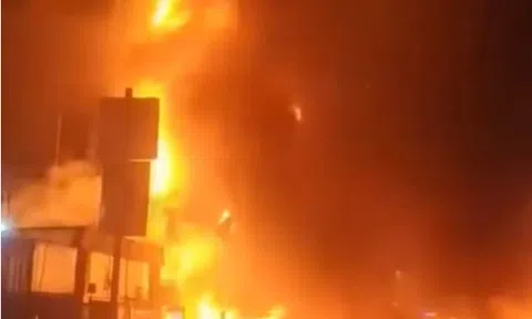 Cháy chung cư kinh hoàng ở Trung Quốc: Lửa bao trùm tòa nhà, thương vong tăng cao