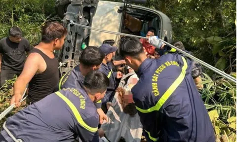 Xe khách chở cán bộ ngân hàng mất phanh lao xuống vực, nhiều người bị thương