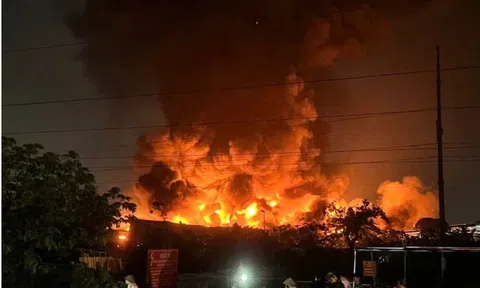 Lửa bao trùm nhà xưởng gần Bệnh viện K, cảnh sát căng mình dập cháy suốt đêm