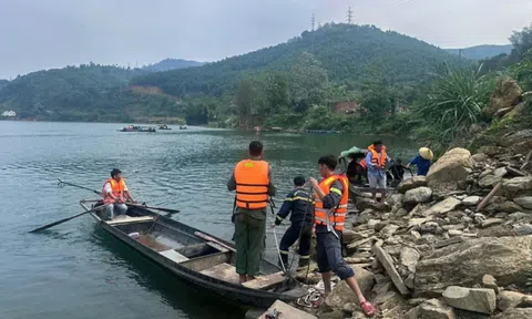 Lật thuyền trong đêm ở Tuyên Quang: Con trai sống sót, hai vợ chồng tử vong thương tâm
