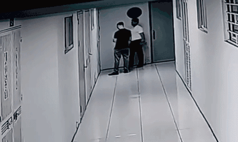 Clip gây phẫn nộ: Người đàn ông đập cửa, chửi bới 2 cụ bà trong chung cư Hà Nội