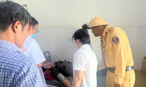 Cận cảnh giây phút CSGT giúp người phụ nữ liên tục ôm ngực, nôn ói thoát “cửa tử” giữa đường