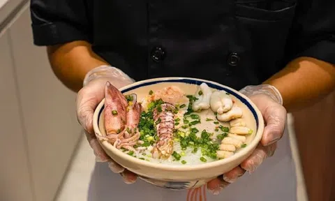 Món vừa ăn vừa “quậy” khiến du khách "phát cuồng", bí mật giấu trong bát nước chấm gây nghiện