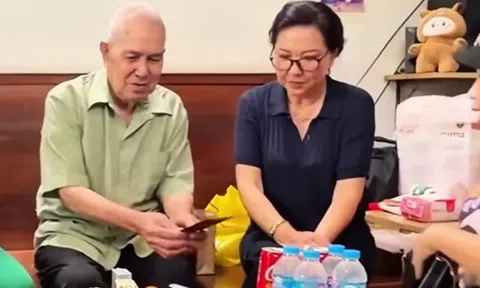 Nam nghệ sĩ cải lương 82 tuổi thường ăn mì gói, sống một mình: "Ai cho gì tôi cũng ăn, khó khăn quá rồi không ngại ngùng gì”