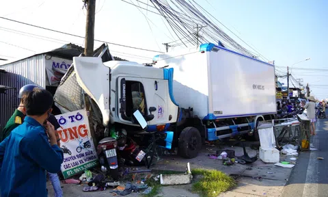 Xe tải mất lái tông liên hoàn 5 xe máy, phương tiện và sạp hàng ven đường tan hoang tại Cà Mau