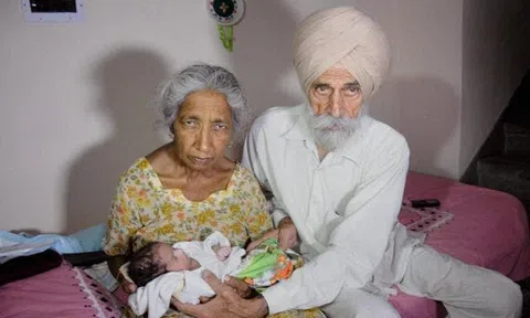 Cụ bà 72 tuổi sinh con đầu lòng là bé trai khỏe mạnh cùng chồng 80 tuổi