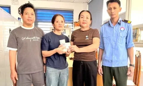 Nhặt ví trong lúc chăm người thân, hành động của chị Huế khiến mạng xã hội dậy sóng