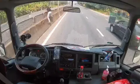 Vụ tài xế nhảy khỏi xe cứu bé 2 tuổi đi một mình giữa đường: Gia đình xin đóng phạt thay nếu bị xử lý