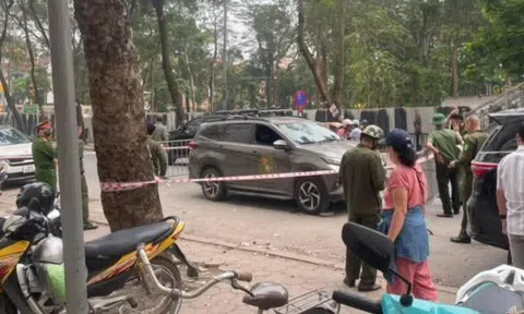 Tài xế ô tô bị nam thanh niên đâm vào cổ giữa ban ngày tại Linh Đàm