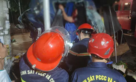 Khoảnh khắc xe tải lao thẳng vào nhà, 2 người mắc kẹt trong cabin