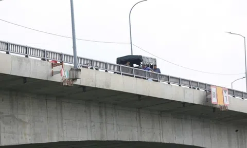 Người đàn ông để lại xe máy, điện thoại rồi nhảy cầu Tân An mất tích