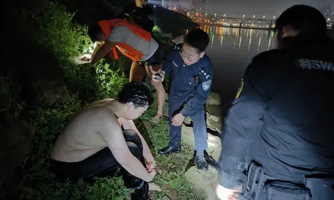 Khoảnh khắc sinh tử: Người đàn ông lao xuống sông cứu nạn nhân giữa đêm tối