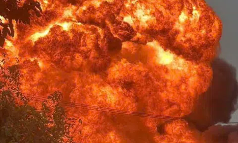 TP.HCM: Lửa bao trùm nhà xưởng công ty sơn kèm nhiều tiếng nổ