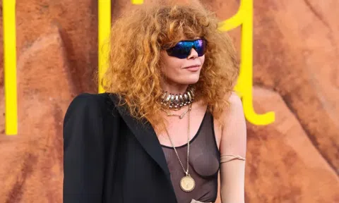 Một nữ diễn viên bị yêu cầu rời khỏi chuyến bay