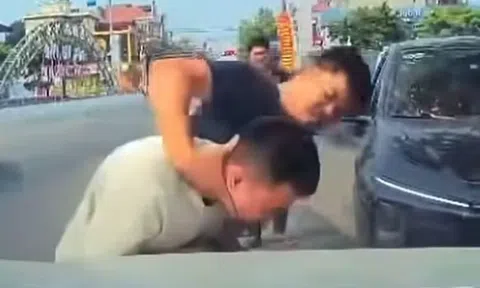 Tạm giữ hình sự nam tài xế bóp cổ, hành hung người đàn ông giữa đường ở Thanh Hóa