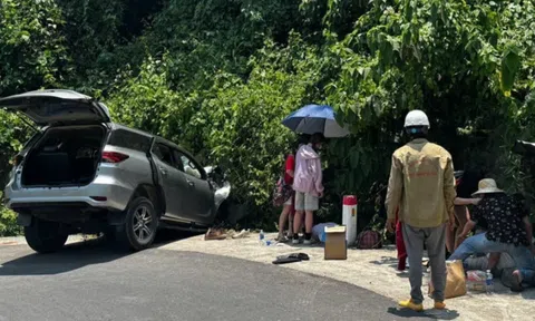 Xe chở 6 người lao vào sườn núi đèo Hòn Bà, 5 người thương vong