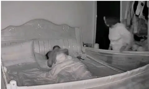 Mẹ chồng lén vào phòng vợ chồng tôi lúc 2h sáng, hành động sau đó khiến tôi cạn lời