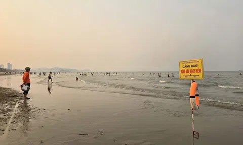 Nữ sinh 17 tuổi đuối nước tử vong khi cứu bạn tại biển Cửa Lò
