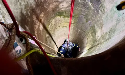 Lực lượng cứu hộ xuyên đêm đưa thi thể nam thanh niên lên từ giếng sâu
