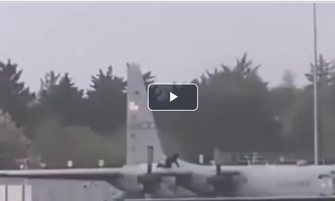 Clip: Người đàn ông cầm rìu bổ liên tục xuống máy bay quân sự Mỹ ở Ireland
