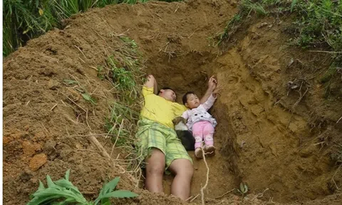 Cô bé từng nằm trong huyệt mộ do cha đào để làm quen với cái chết, giờ ra sao?